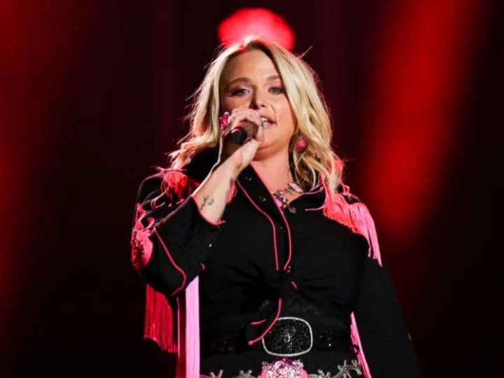 Miranda Lambert pauses concert to call out selfie-takers