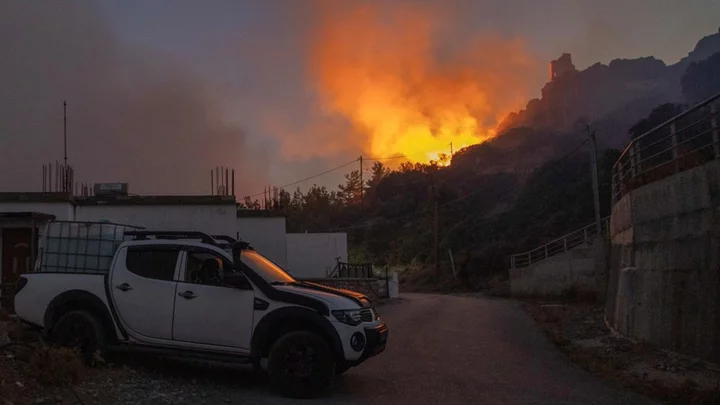 Rhodes fires: Holidaymakers praise locals as wildfires rage on